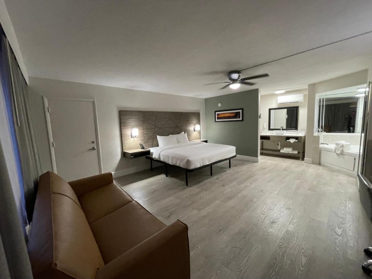 Quality Inn & Suites Airport-Cruise Port Hollywood Esterno foto