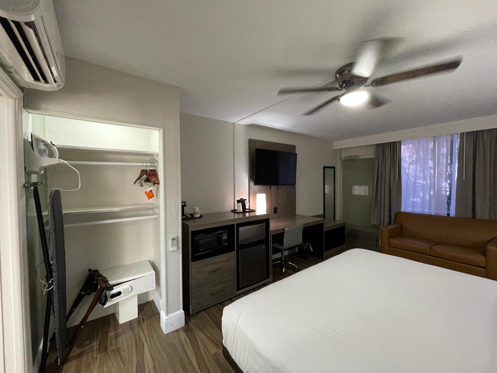 Quality Inn & Suites Airport-Cruise Port Hollywood Esterno foto