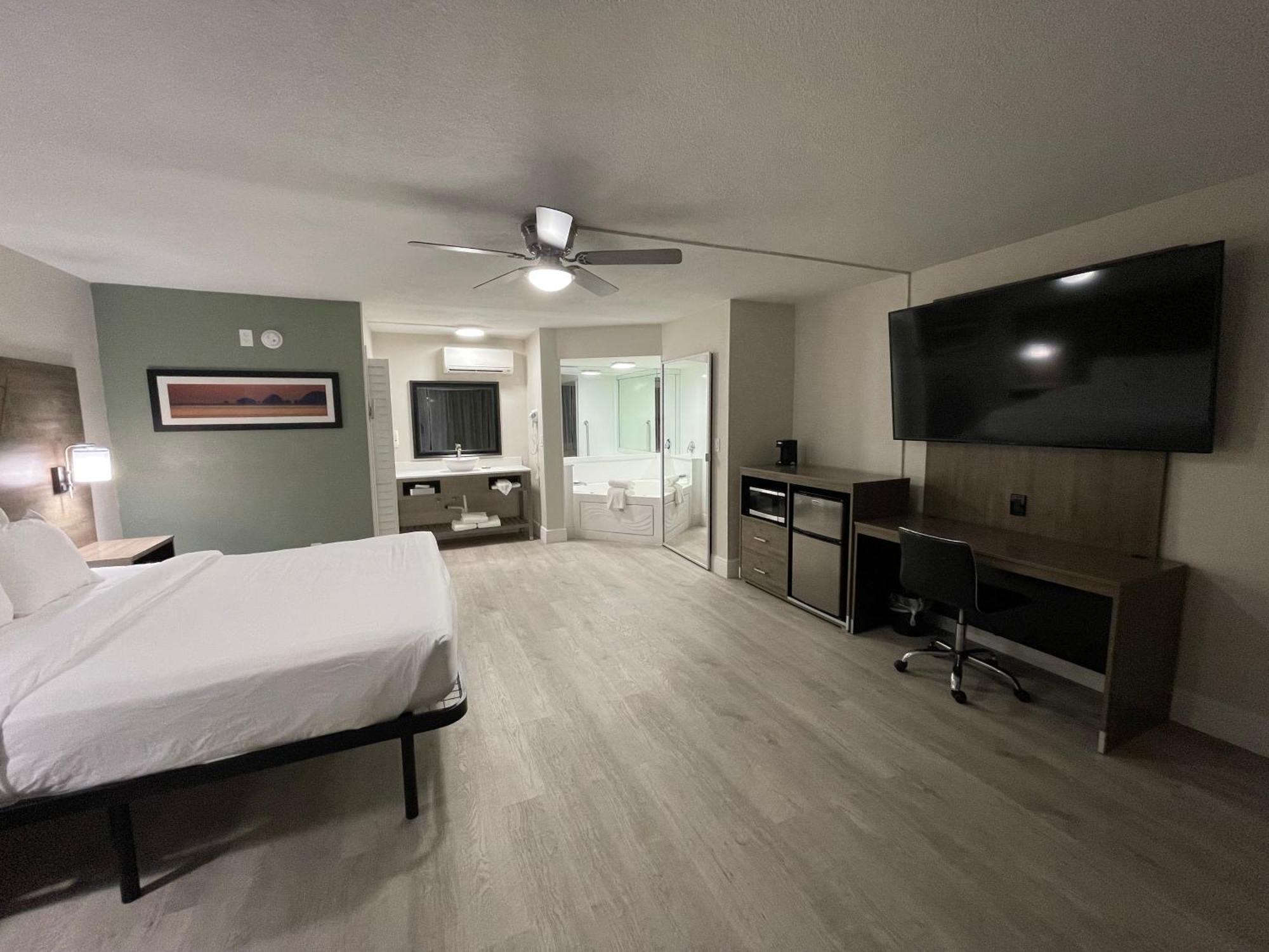 Quality Inn & Suites Airport-Cruise Port Hollywood Esterno foto