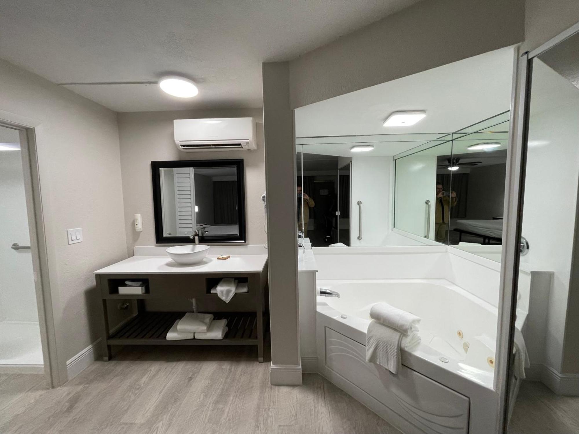 Quality Inn & Suites Airport-Cruise Port Hollywood Esterno foto