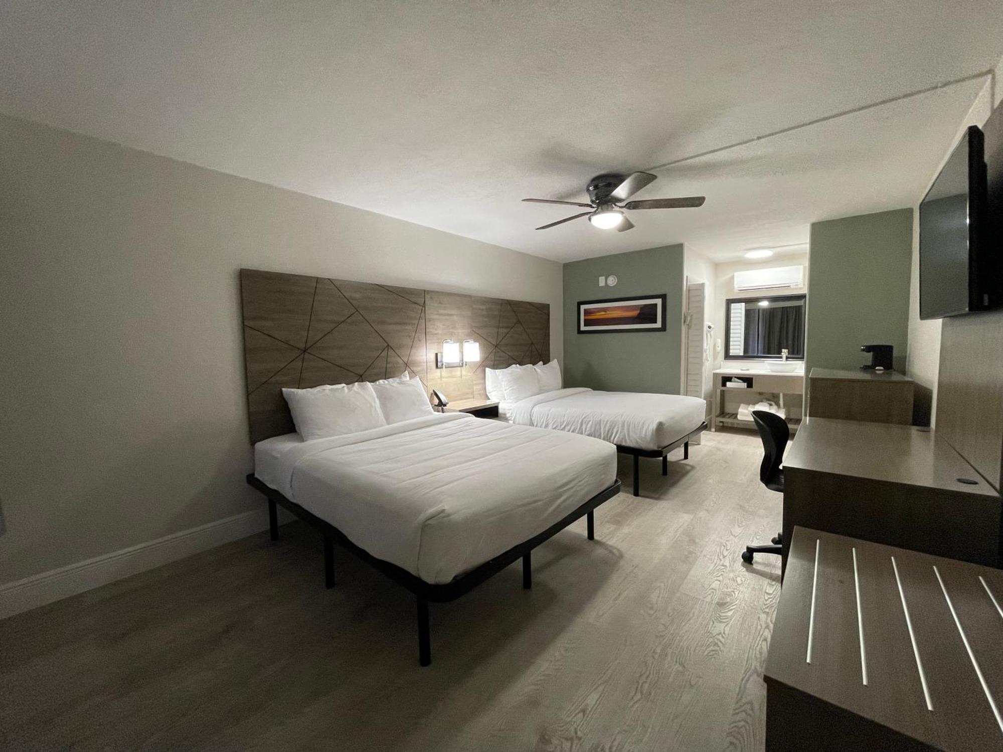 Quality Inn & Suites Airport-Cruise Port Hollywood Esterno foto