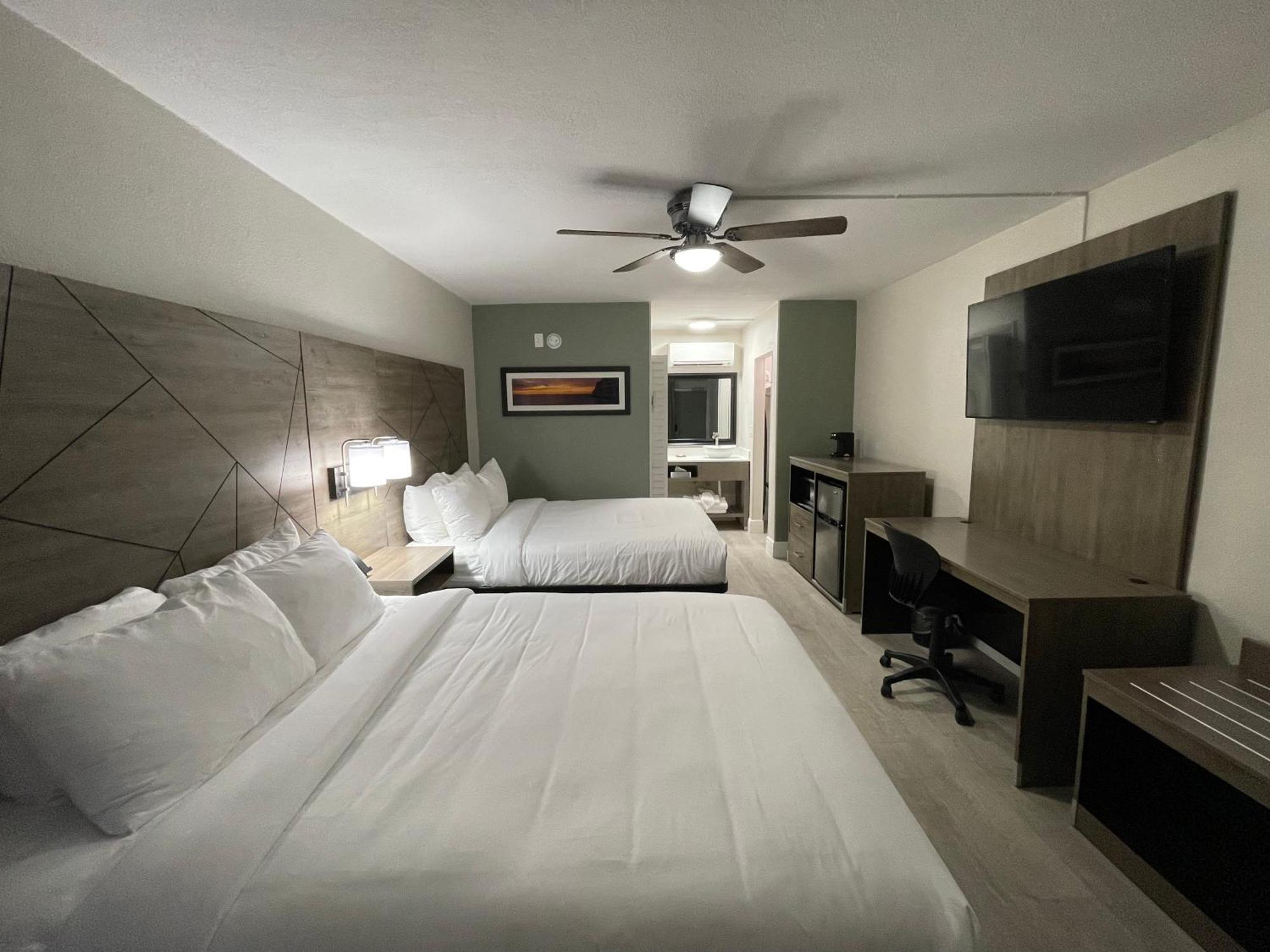 Quality Inn & Suites Airport-Cruise Port Hollywood Esterno foto