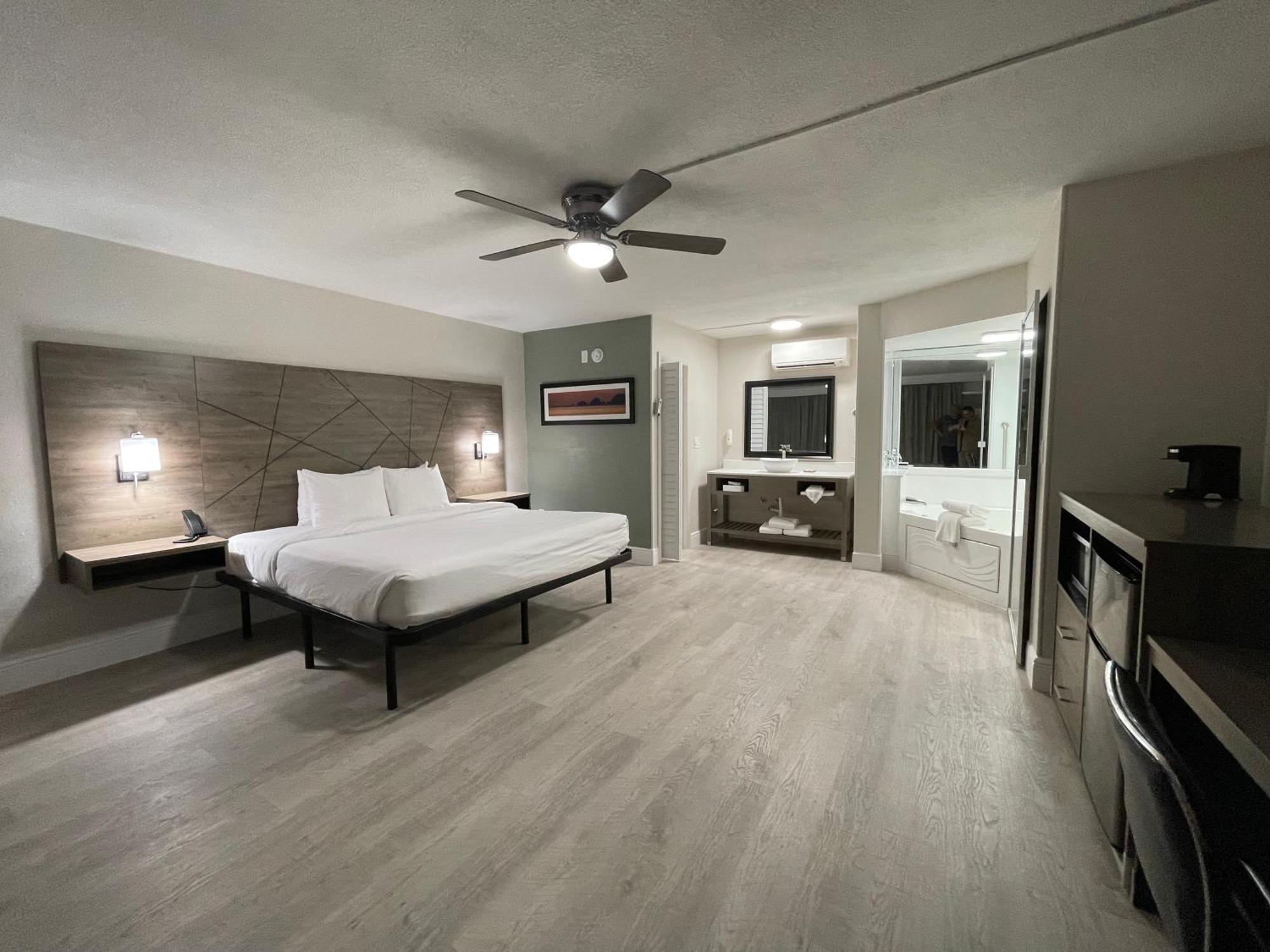 Quality Inn & Suites Airport-Cruise Port Hollywood Esterno foto