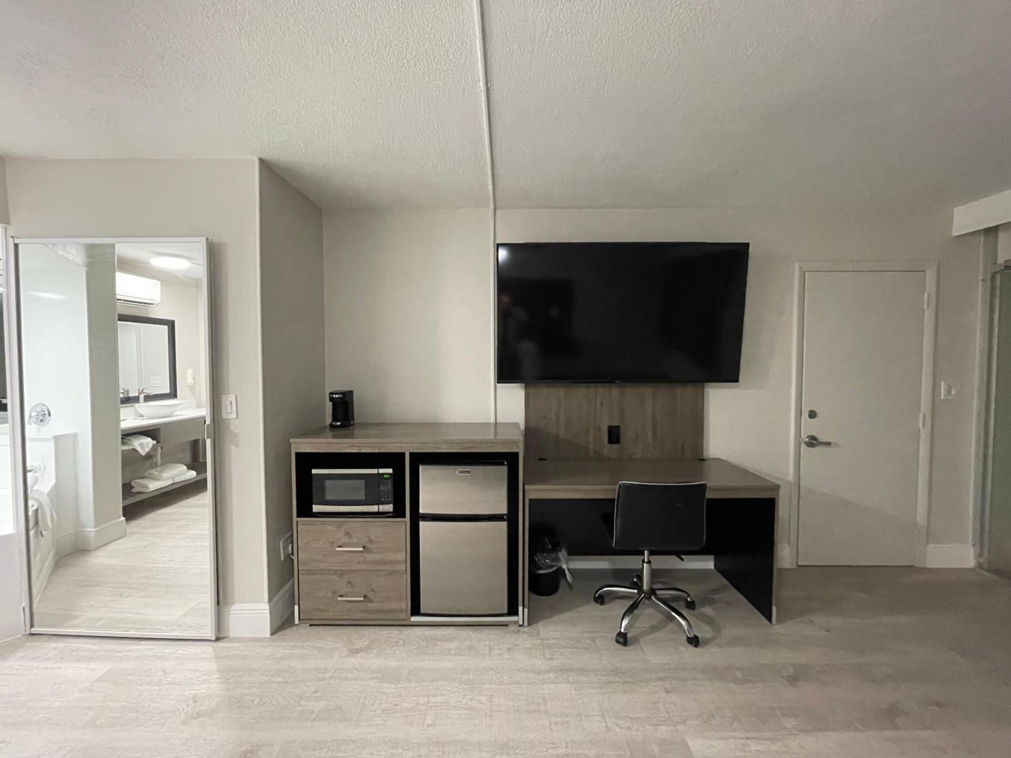 Quality Inn & Suites Airport-Cruise Port Hollywood Esterno foto