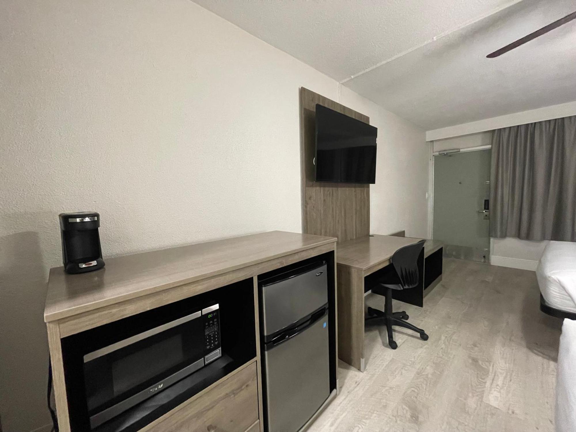 Quality Inn & Suites Airport-Cruise Port Hollywood Esterno foto