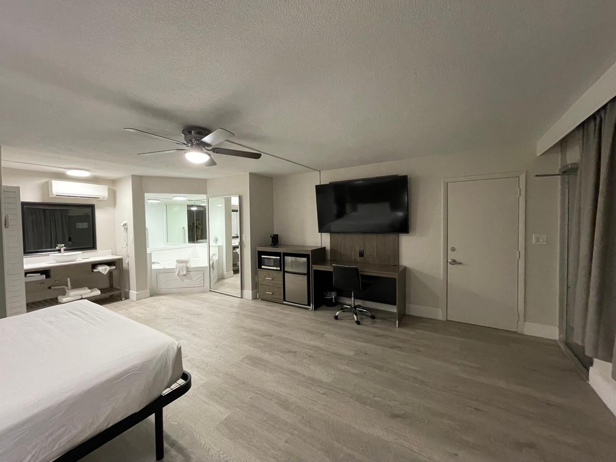 Quality Inn & Suites Airport-Cruise Port Hollywood Esterno foto