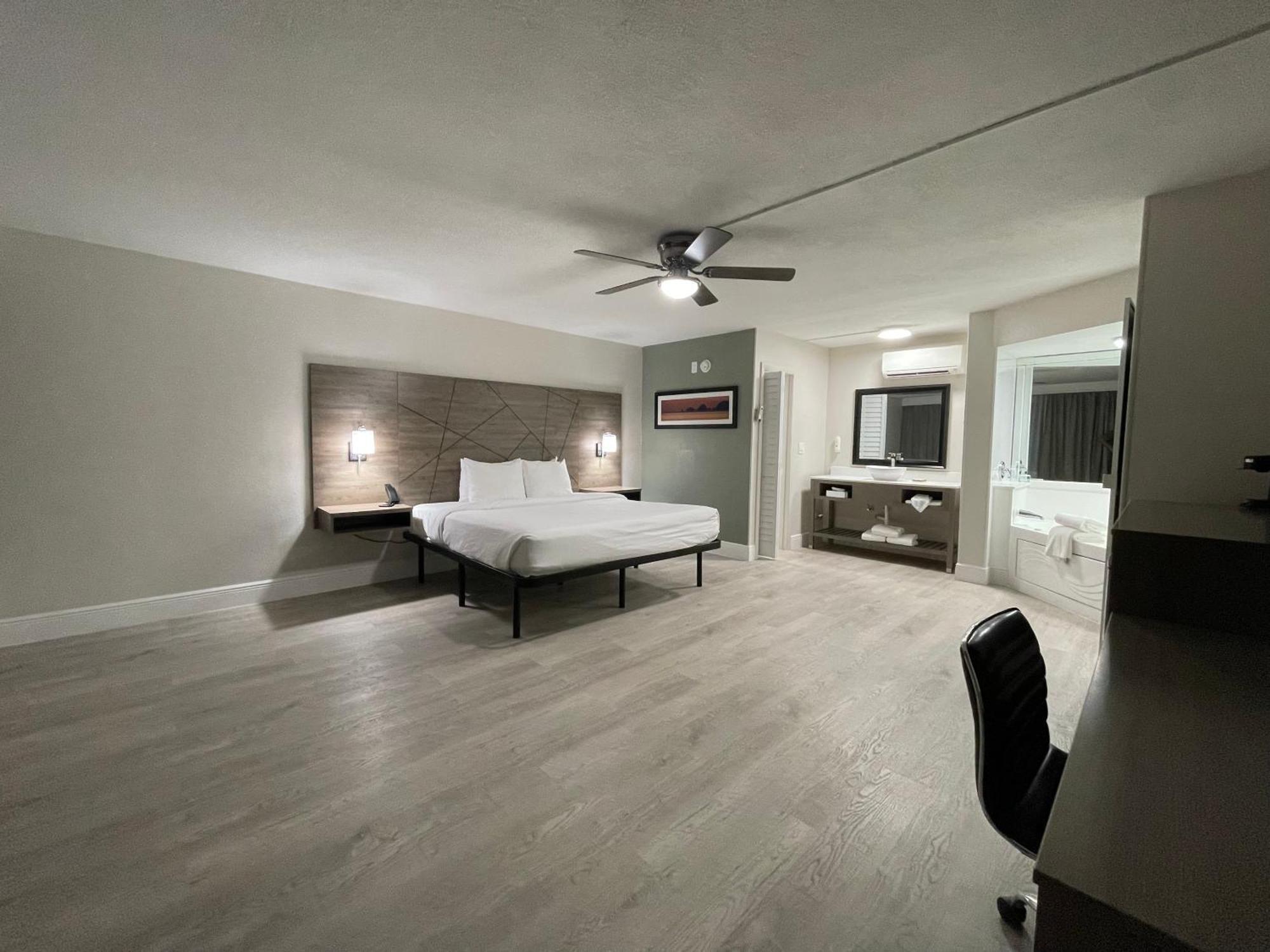 Quality Inn & Suites Airport-Cruise Port Hollywood Esterno foto