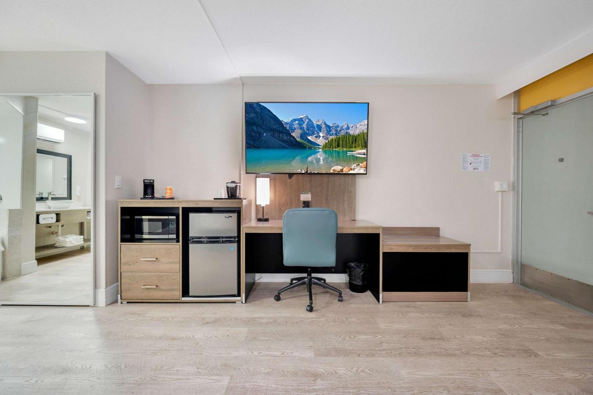 Quality Inn & Suites Airport-Cruise Port Hollywood Esterno foto