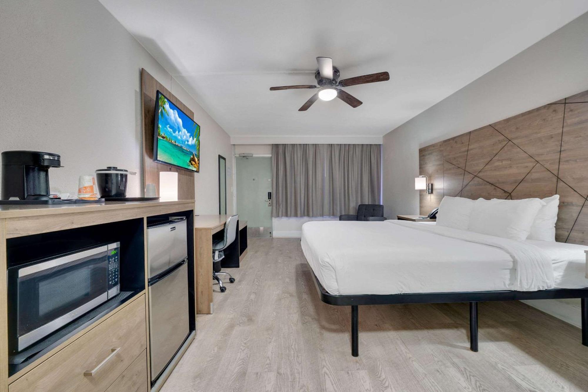 Quality Inn & Suites Airport-Cruise Port Hollywood Esterno foto