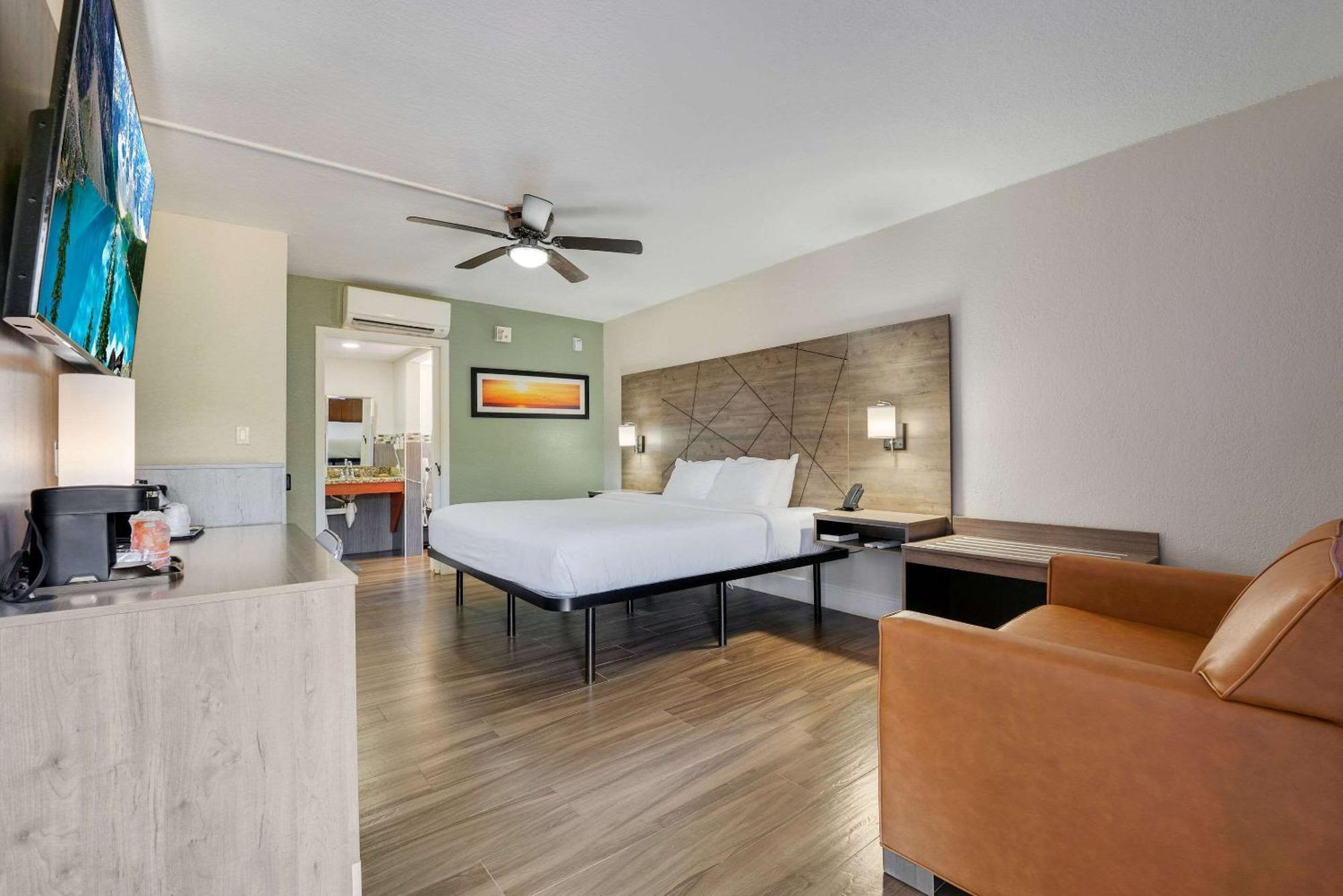 Quality Inn & Suites Airport-Cruise Port Hollywood Esterno foto