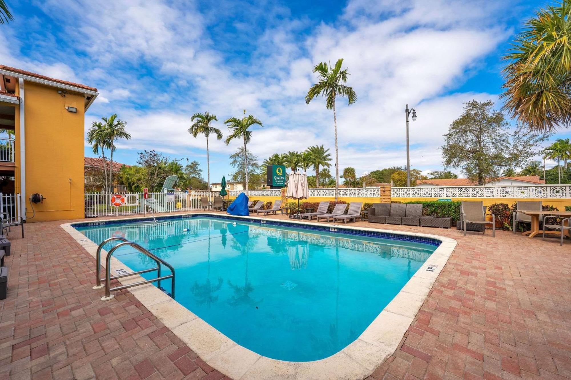Quality Inn & Suites Airport-Cruise Port Hollywood Esterno foto