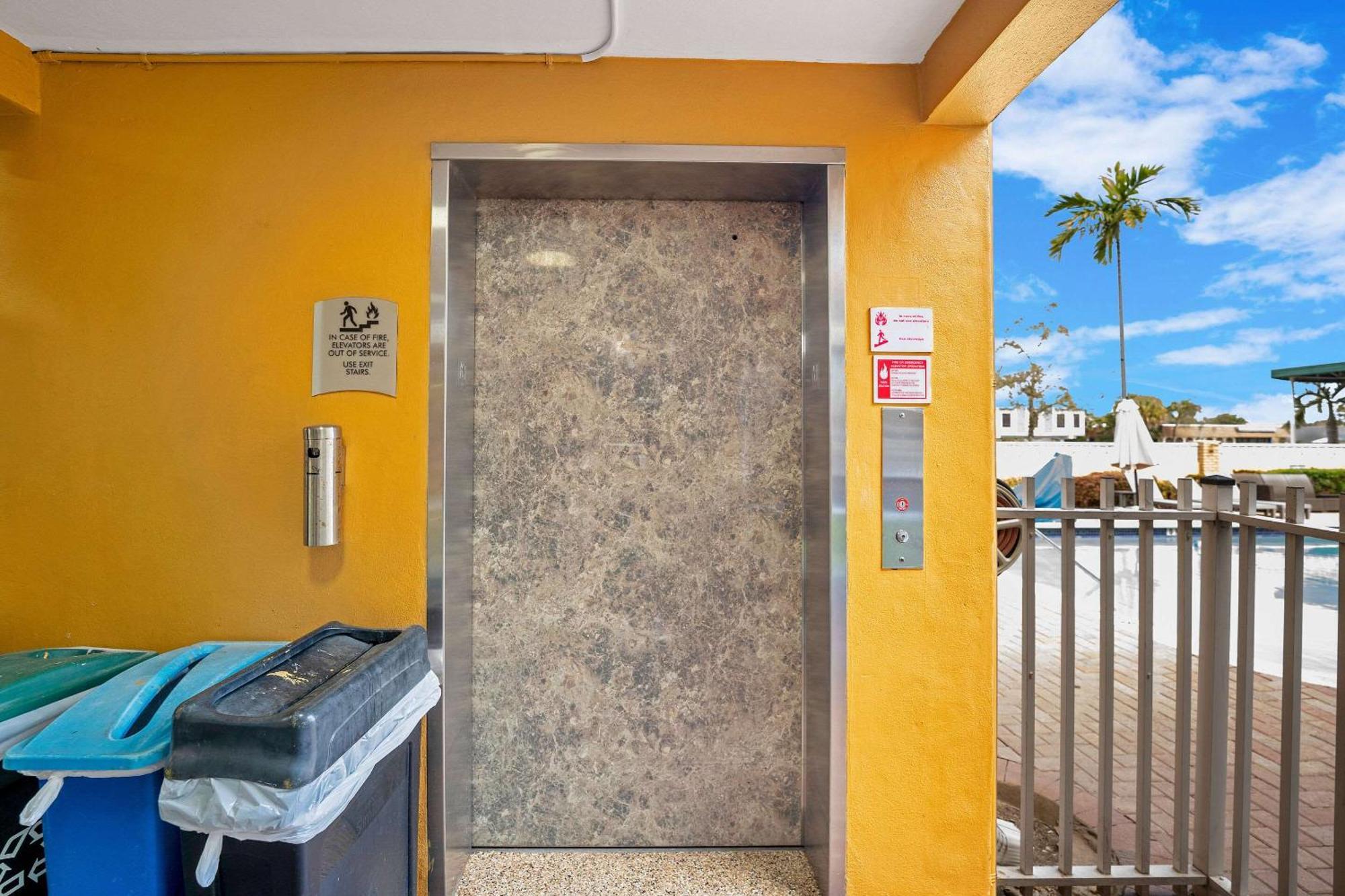 Quality Inn & Suites Airport-Cruise Port Hollywood Esterno foto