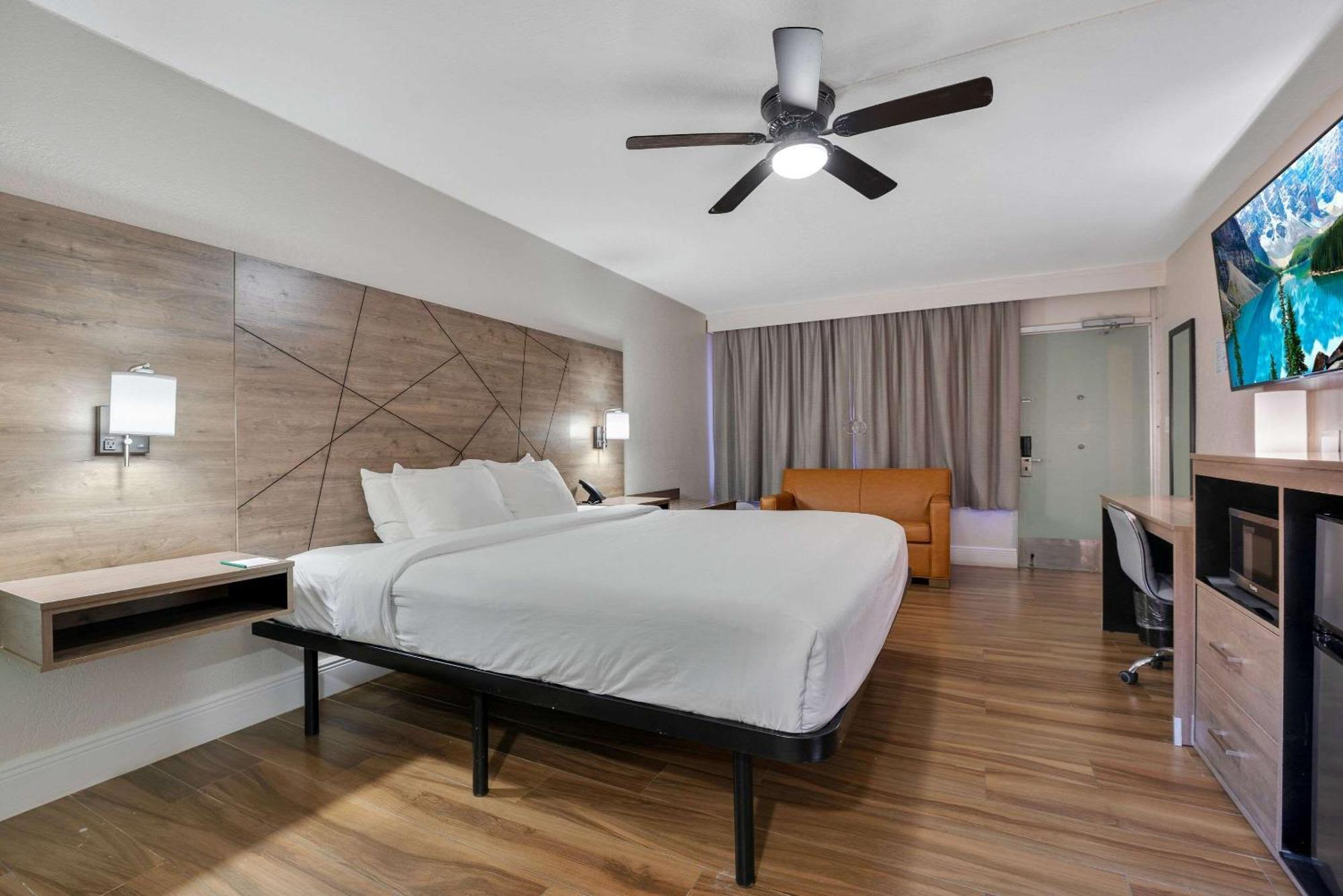 Quality Inn & Suites Airport-Cruise Port Hollywood Esterno foto