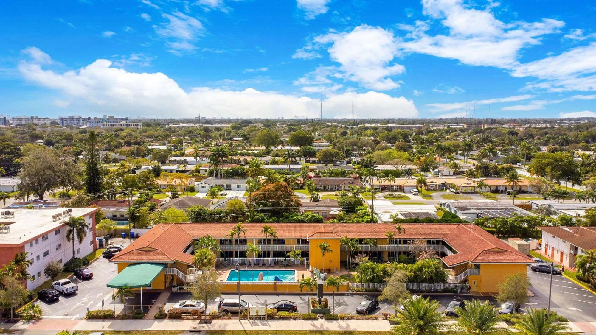 Quality Inn & Suites Airport-Cruise Port Hollywood Esterno foto