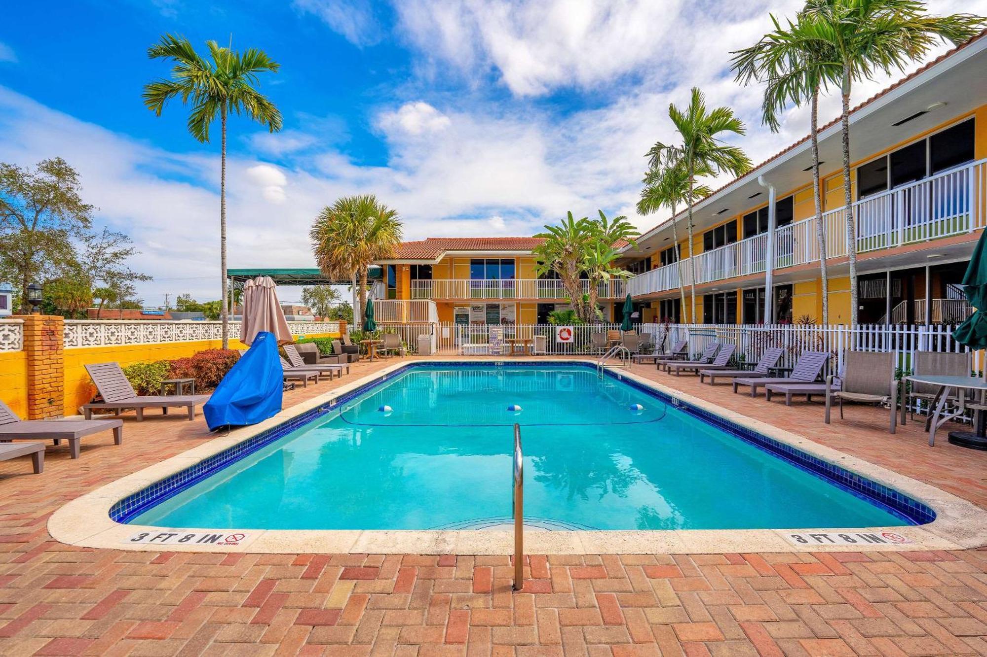 Quality Inn & Suites Airport-Cruise Port Hollywood Esterno foto