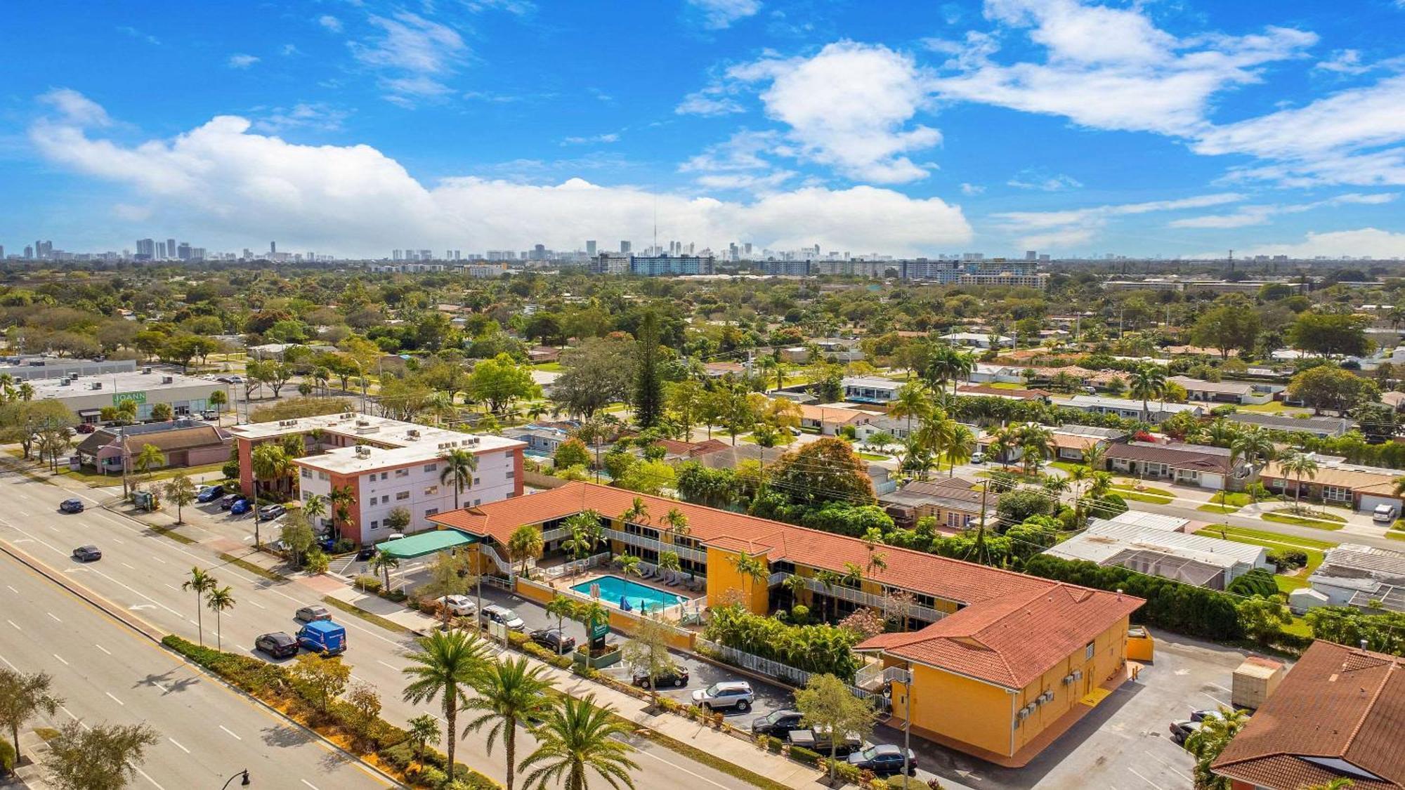 Quality Inn & Suites Airport-Cruise Port Hollywood Esterno foto