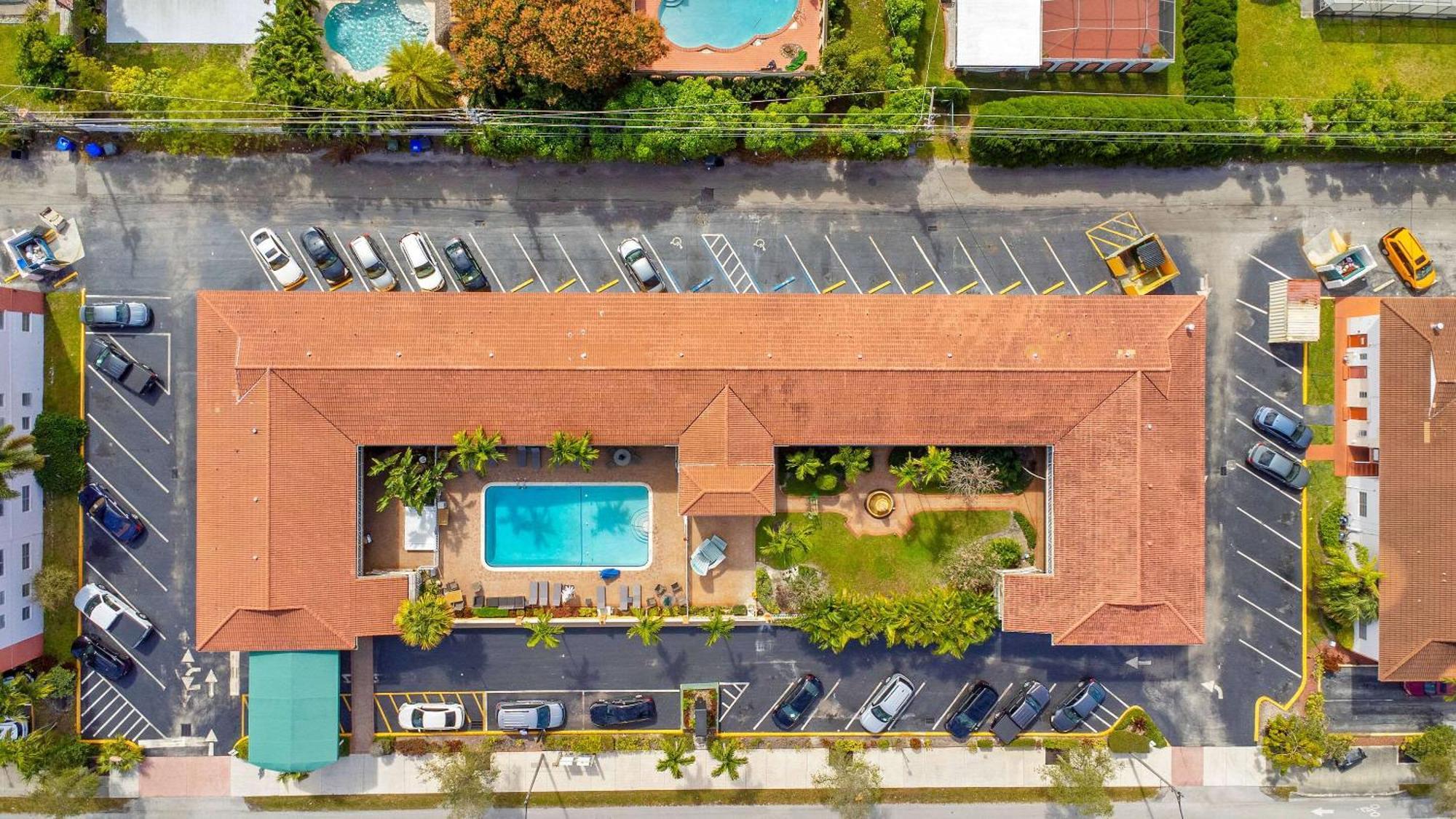 Quality Inn & Suites Airport-Cruise Port Hollywood Esterno foto