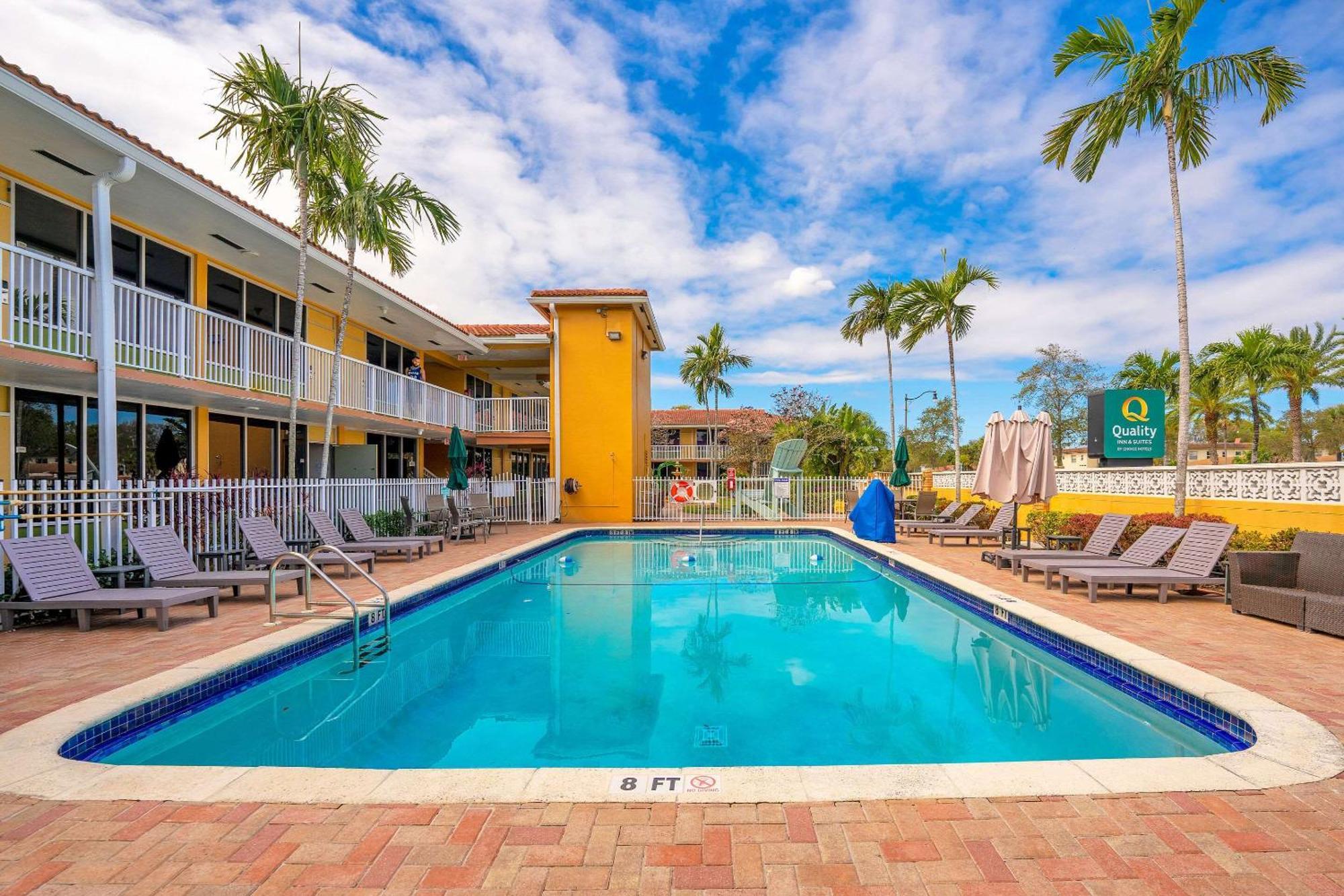 Quality Inn & Suites Airport-Cruise Port Hollywood Esterno foto