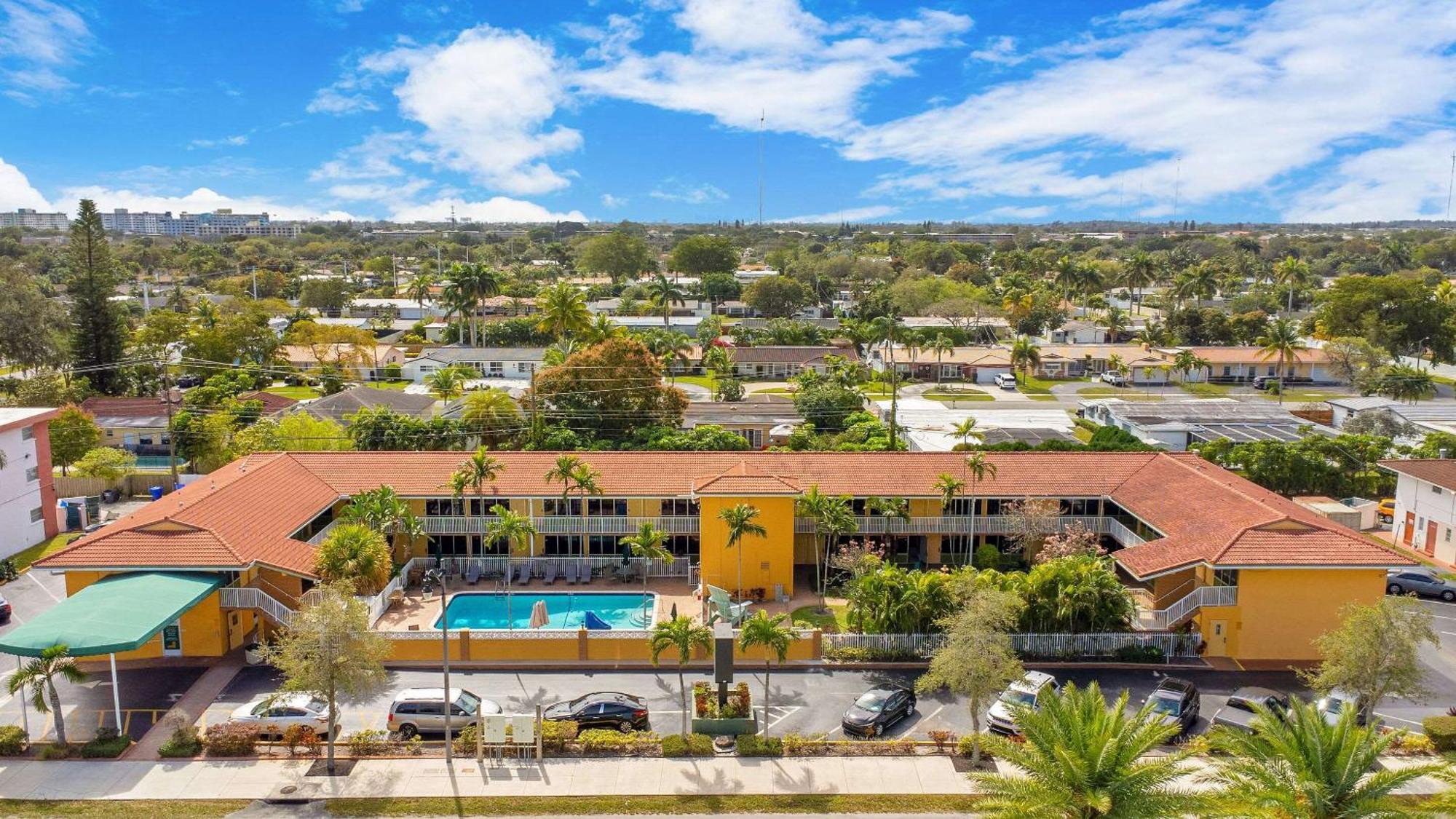 Quality Inn & Suites Airport-Cruise Port Hollywood Esterno foto